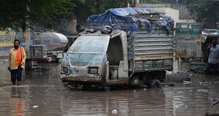 Heavy goods vehicle now allowed in Delhi as Yamuna water level recedes